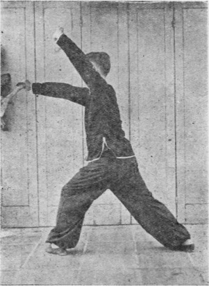 Posture 17, figure finale (planche 17b) : le pas de la montée à gauche, le sabre venu du dos frappant en travers devant le visage