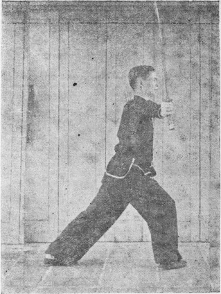 Posture 18, figure finale (planche 18) : le retour du pas de la montée gauche à la montée droite, sabre et main écartés à gauche et à droite