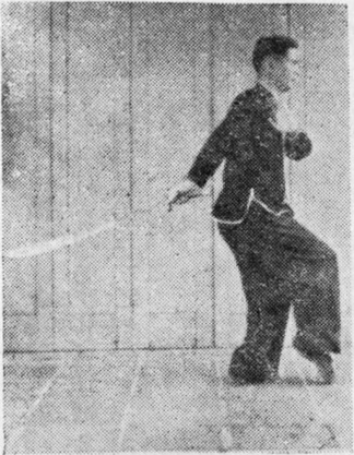 Posture 19, position de passage (planche 19a) : le pied droit retiré comme pour le pas de chevaucher le tigre, le sabre traîné vers l&rsquo;arrière