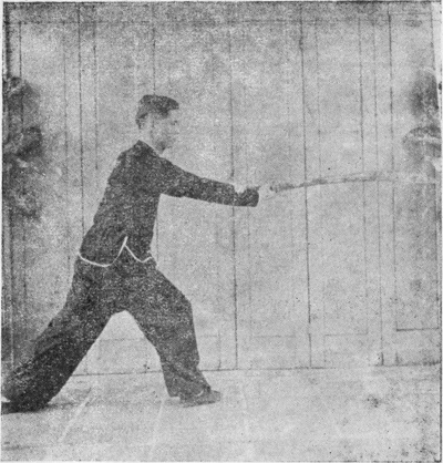Posture 19, figure finale (planche 19b) : l&rsquo;élan en pas de la montée à droite, le sabre retourné tranchant en haut laminant vers l&rsquo;avant