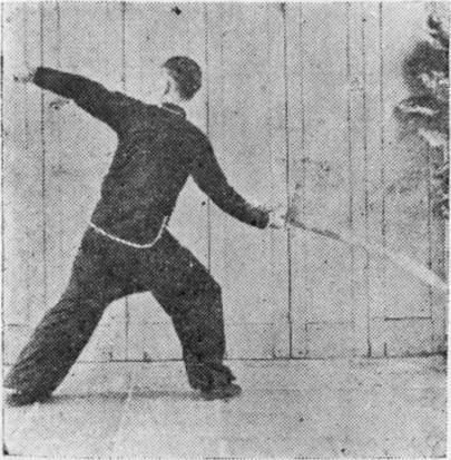 Posture 20, position de passage A (planche 20a) : le pas et le sabre inchangés, la main gauche crochetée vers l&rsquo;arrière