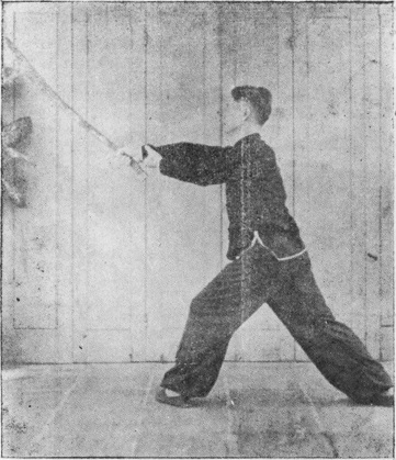 Posture 20, figure finale (planche 20b) : la rotation vers l&rsquo;arrière en pas de la montée à gauche, le sabre fendant de haut en bas, la paume gauche soutenant