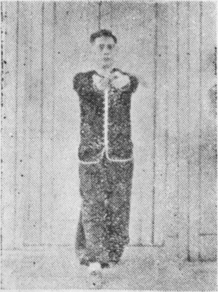 Posture 2, position de passage A (planche 2a) : le pied droit sort, la paume droite et le sabre s&rsquo;avancent droit devant