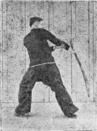 Posture 21, position de passage A (planche 21a) : la légère rotation du corps vers l&rsquo;arrière droit, le sabre passant du haut vers le bas