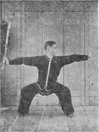 Posture 21, figure finale (planche 21b) : la posture du cheval, le sabre revenu à l&rsquo;arrière, la paume gauche plantée vers l&rsquo;avant