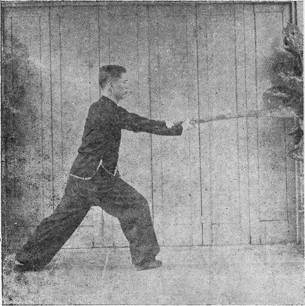 Posture 22, figure finale (planche 22) : le pas de la montée à droite, le sabre enlevé de l&rsquo;arrière-bas vers l&rsquo;avant-haut