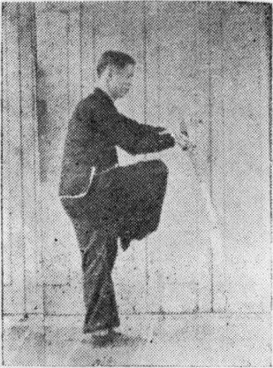 Posture 23, position de passage A (planche 23a) : le pied droit antérieur levé, le sabre retiré vers l&rsquo;arrière