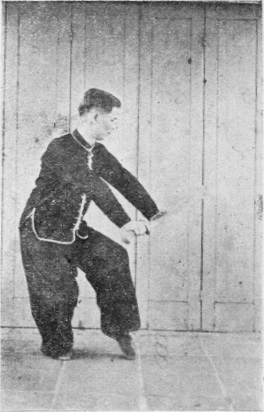 Posture 23, figure finale (planche 23b) : le bond vers le pas de chevaucher le tigre à gauche, le sabre en travers pressant vers le bas, la main gauche sur le dos de la lame