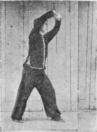 Posture 24, position de passage A (planche 24a) : le pied antérieur reposé, main et sabre élevés au-dessus de la tête