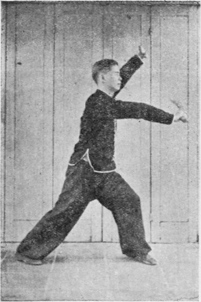 Posture 24, figure finale (planche 24b) : le pas de la montée à gauche, le sabre venu de la gauche frappant en travers vers l&rsquo;avant
