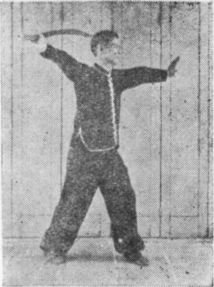 Posture 25, position de passage A (planche 25a) : la paume gauche en avant, le sabre droit tiré devant le visage vers le dos