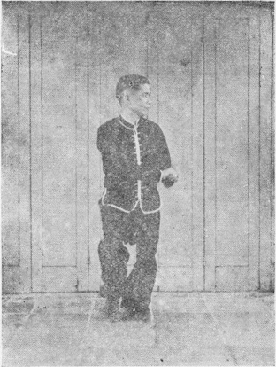 Posture 25, figure finale (planche 25b) : le sabre descendu le long du dos et du bras gauche jusqu&rsquo;au poignet, la main gauche crochetée vers l&rsquo;arrière