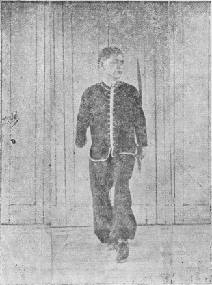 Posture 2, figure finale (planche 2b) : le pas de chevaucher le tigre à gauche, la main droite crochue et le sabre reculés derrière