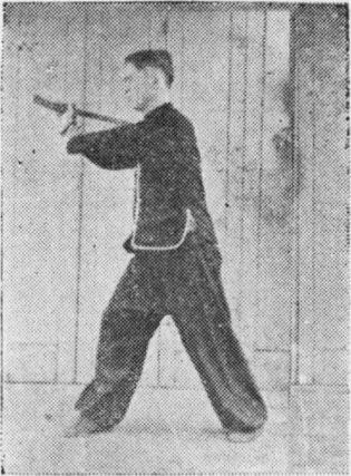Posture 27, position de passage A (planche 27a) : le sabre tiré de la gauche vers la droite, le pas inchangé