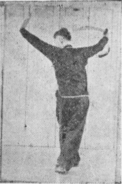Posture 28, position de passage A (planche 28a) : la montée en pas furtif, main et sabre balayant vers le haut