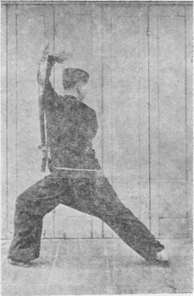 Posture 28, figure finale (planche 28c) : le bond vers la posture d&rsquo;effondrement à droite, le sabre ramené entre taille et aisselle gauches, le regard vers l&rsquo;arrière