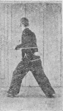 Posture 29, position de passage A (planche 29a) : le pied gauche avancé, le sabre et la main inchangés
