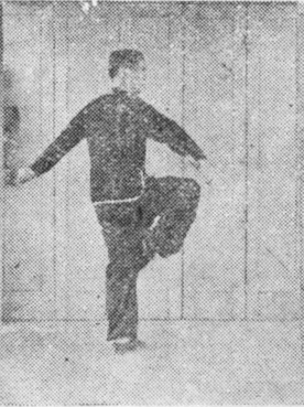 Posture 29, position de passage B (planche 29b) : le pied droit levé, le sabre descendant le long du genou droit, la main gauche crochetée derrière