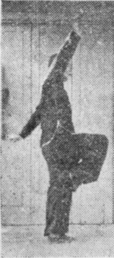 Posture 29, position de passage C (planche 29c) : le sabre contournant le bas puis le dos, la main droite levée à la verticale