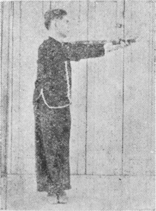 Posture 3, position de passage A (planche 3a) : le pied droit avancé en garde-à-vous, la main droite et le sabre élevés vers l&rsquo;ouest