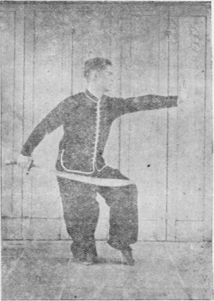 Posture 29, figure finale (planche 29d) : le bond vers le pas de chevaucher le tigre à gauche, le sabre retombant en diagonale, la main gauche perçant devant