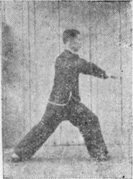 Posture 30, position de passage A (planche 30a) : le pied droit sorti en pas de la montée, le sabre fendant depuis l&rsquo;arrière