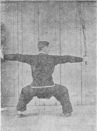 Posture 30, figure finale (planche 30b) : la posture du cheval, le sabre fendant en ligne droite dans la diagonale devant le visage
