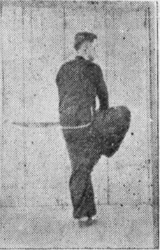 Posture 31, position de passage A (planche 31a) : le pied droit levé, le sabre retiré à plat vers l&rsquo;arrière-gauche
