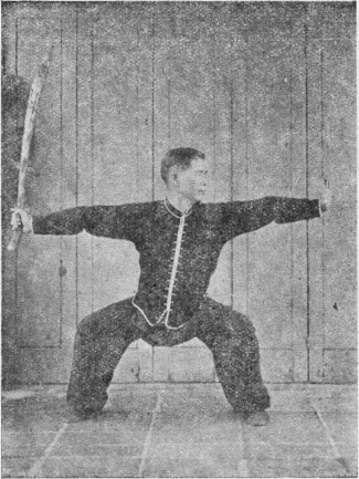 Posture 32, figure finale (planche 32) : la posture du cheval, le sabre frappant à plat vers l&rsquo;arrière