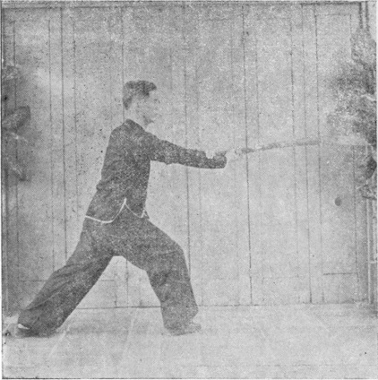 Posture 33, figure finale (planche 33) : le pas de la montée à droite, le sabre enlevé de l&rsquo;arrière-bas vers l&rsquo;avant-haut