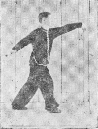 Posture 34, position de passage A (planche 34a) : le sabre retiré en diagonale vers l&rsquo;arrière, la main gauche crochetant vers l&rsquo;avant