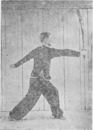Posture 34, figure finale (planche 34b) : le pas de la montée à gauche, la main crochue retirée en arrière, le sabre fendant droit vers l&rsquo;avant