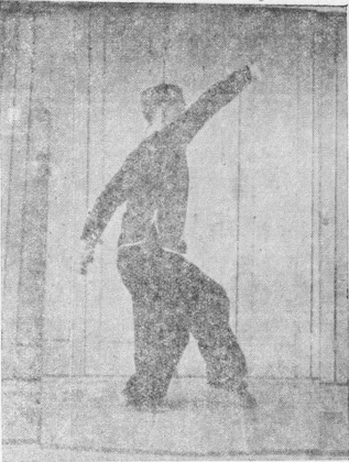 Posture 3, figure finale (planche 3b) : le pas de chevaucher le tigre vers l&rsquo;ouest, la paume droite montant de sous l&rsquo;aisselle gauche, le sabre traîné en diagonale derrière