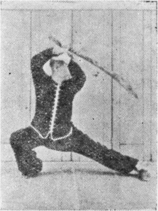 Posture 35, position de passage A (planche 35a) : le passage à la jambe jetée, le sabre descendu avec le pas, la paume gauche soutenant le poignet droit
