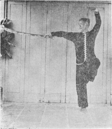 Posture 36, figure finale (planche 36) : le changement de pas par petit saut, le sabre fendant droit vers l&rsquo;arrière, la paume gauche barrant au-dessus de la tête