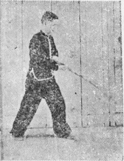 Posture 37, position de passage A (planche 37a) : le pied gauche posé, le sabre suspendu en diagonale devant
