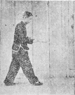 Posture 37, position de passage B (planche 37b) : le pied droit avancé, le sabre immobile
