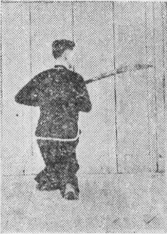 Posture 37, position de passage C (planche 37c) : le pas assis en torsion, le sabre ramassé entre poitrine et ventre