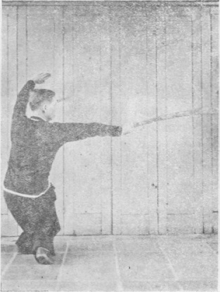 Posture 37, figure finale (planche 37d) : le sabre jaillissant droit de la poitrine, la paume balayant en travers au-dessus