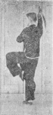 Posture 38, position de passage A (planche 38a) : le pied gauche levé, le bras droit étendu dressant le sabre