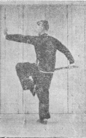 Posture 38, position de passage B (planche 38b) : le sabre venu de la droite via le dos et la poitrine, redescendant, la paume gauche essuyant le dos de la lame