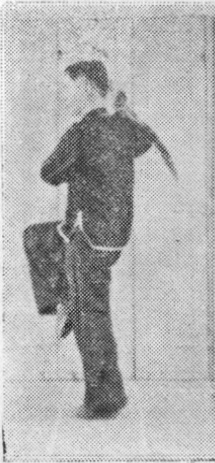 Posture 38, position de passage C (planche 38c) : le pied gauche reposé et le pied droit levé, le sabre relevé de nouveau