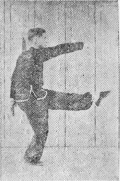 Posture 4, position de passage A (planche 4a) : le poing droit sortant de la taille en même temps que le pied gauche vers l&rsquo;avant-ouest