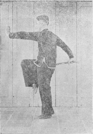 Posture 38, figure finale (planche 38d) : le sabre tiré vers l&rsquo;avant puis revenu en bas derrière, la paume gauche perçant droite devant