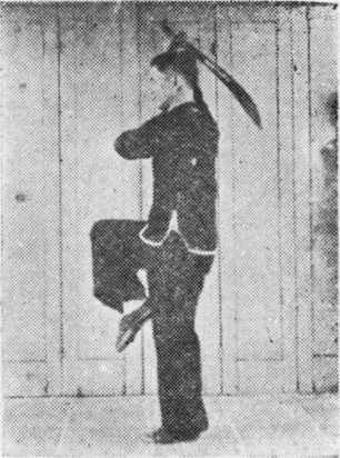 Posture 39, position de passage A (planche 39a) : le sabre élevé de nouveau, le pas inchangé