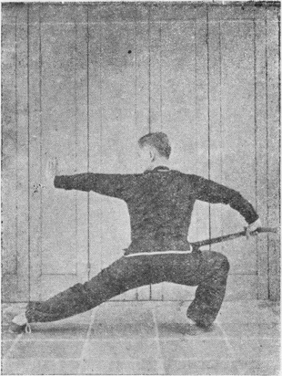 Posture 39, figure finale (planche 39b) : la jambe jetée vers l&rsquo;avant, le sabre venu du dos retombant devant, la paume gauche sortant droit devant