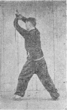 Posture 40, position de passage A (planche 40a) : le pied gauche retiré comme pour le pas de la montée, le sabre élevé au-dessus de la tête