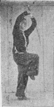 Posture 40, position de passage B (planche 40b) : le pied droit postérieur levé, le corps pivotant vers la gauche et l&rsquo;arrière