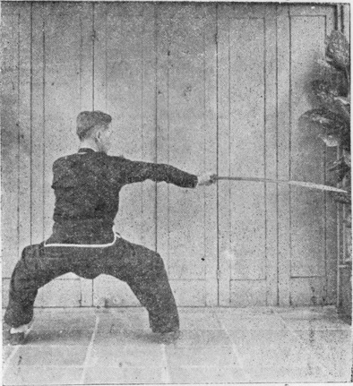 Posture 40, figure finale (planche 40c) : la posture du cheval, le sabre venu du dos frappant à plat, la paume gauche appuyée au-dessus de l&rsquo;épaule droite