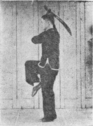 Posture 41, position de passage A (planche 41a) : le sabre élevé de nouveau, le pas inchangé
